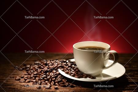 تصویر با کیفیت فنجان داغ قهوه و دانه قهوه